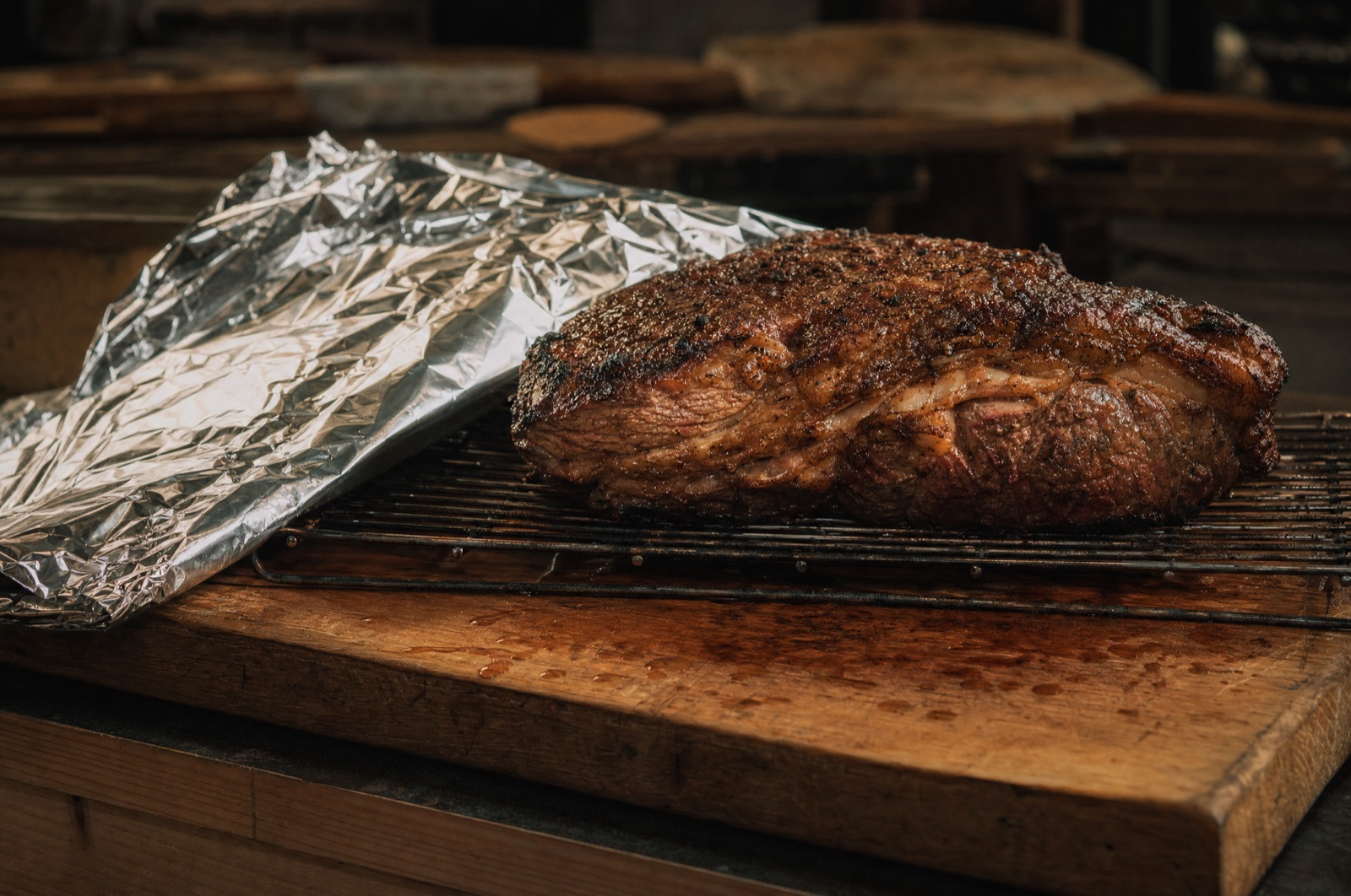 Sur grille, sous une feuille d'alu posée sans serrer. Le jus reste dans la viande.